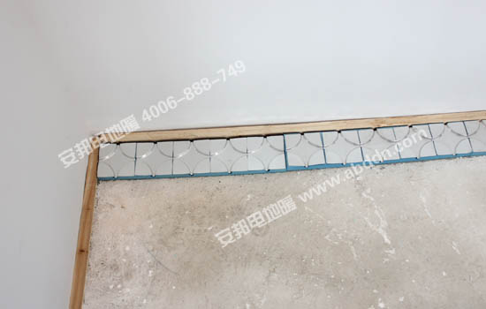 開始鋪設電地暖模塊，根據(jù)現(xiàn)場情況鋪設好轉向模塊