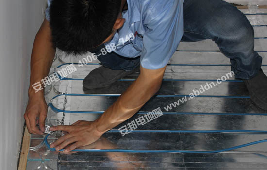 將檢測完好的發(fā)熱電纜鋪設到模塊凹槽中并用鋁箔膠帶固定